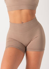 MINI CURVE SCRUNCH SHORTS - CHESTNUT