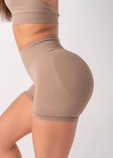 MINI CURVE SCRUNCH SHORTS - CHESTNUT