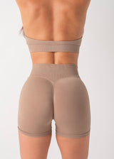 MINI CURVE SCRUNCH SHORTS - CHESTNUT