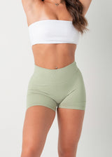 ULTIMATE SEAMLESS SCRUNCH SHORTS MINI - SAGE