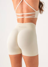 ULTIMATE SEAMLESS SCRUNCH SHORTS 2.0 - CREAM