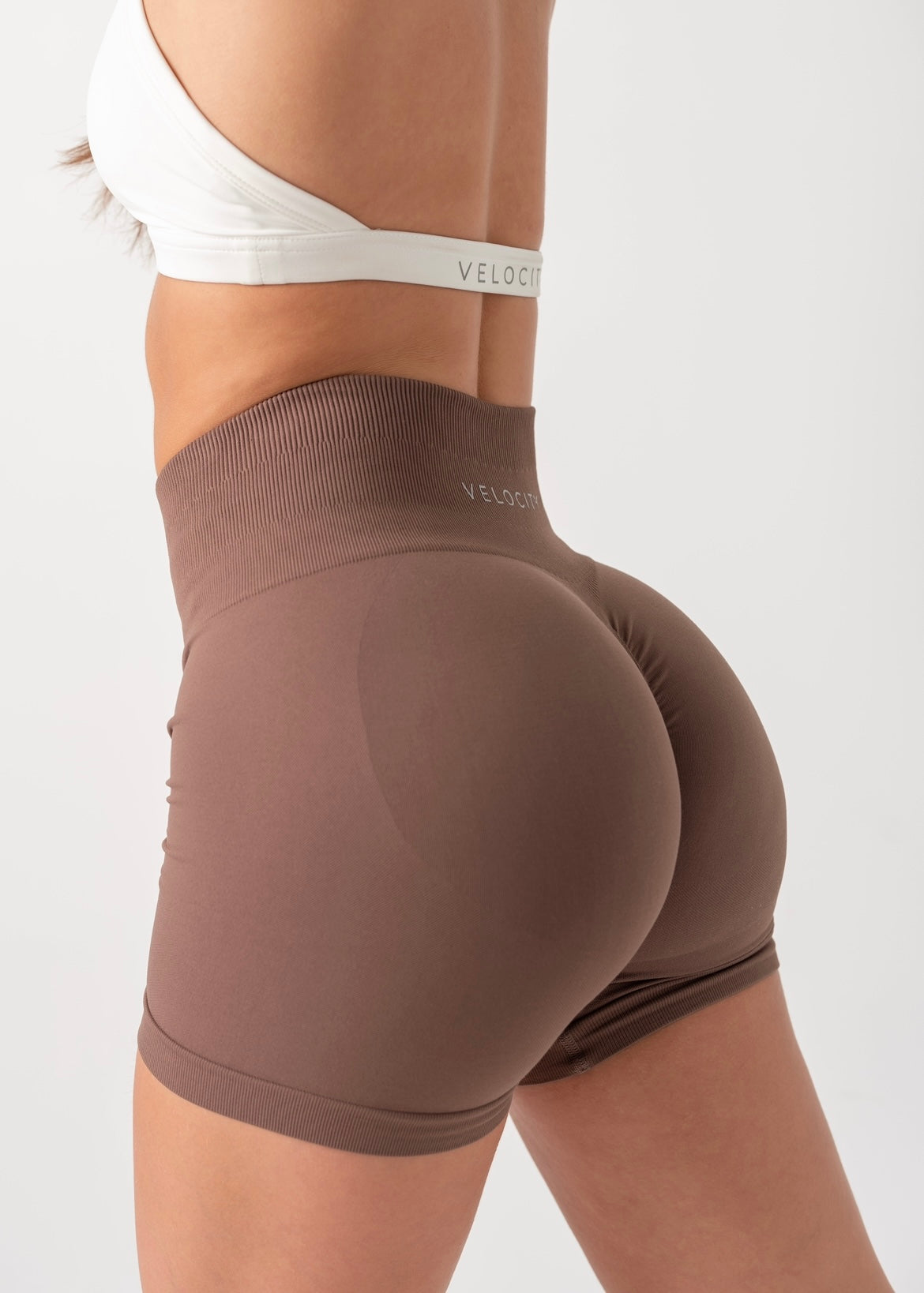 ULTIMATE SEAMLESS SCRUNCH SHORTS 2.0 - OAK