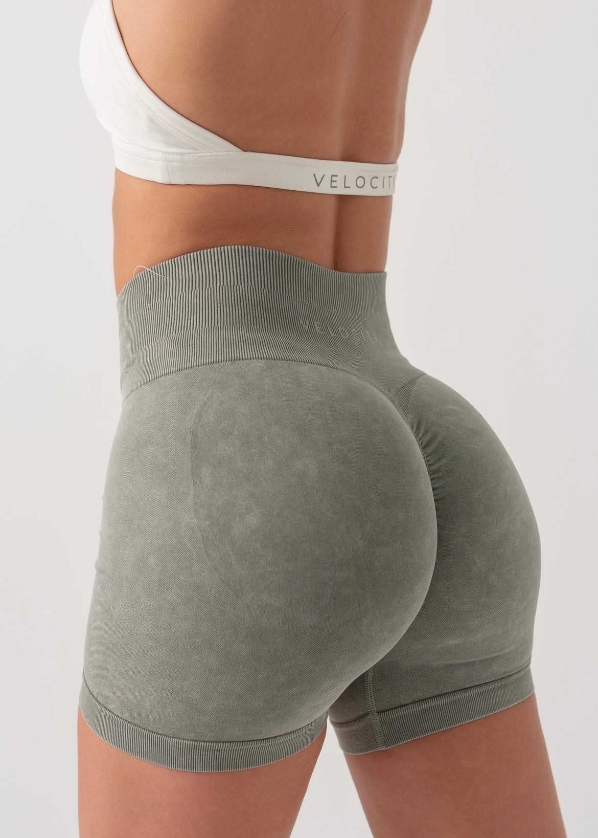 ULTIMATE SEAMLESS SCRUNCH SHORTS 2.0 - OLIVE