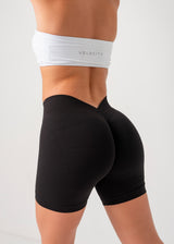 V SCRUNCH SEAMLESS SHORTS - BLACK