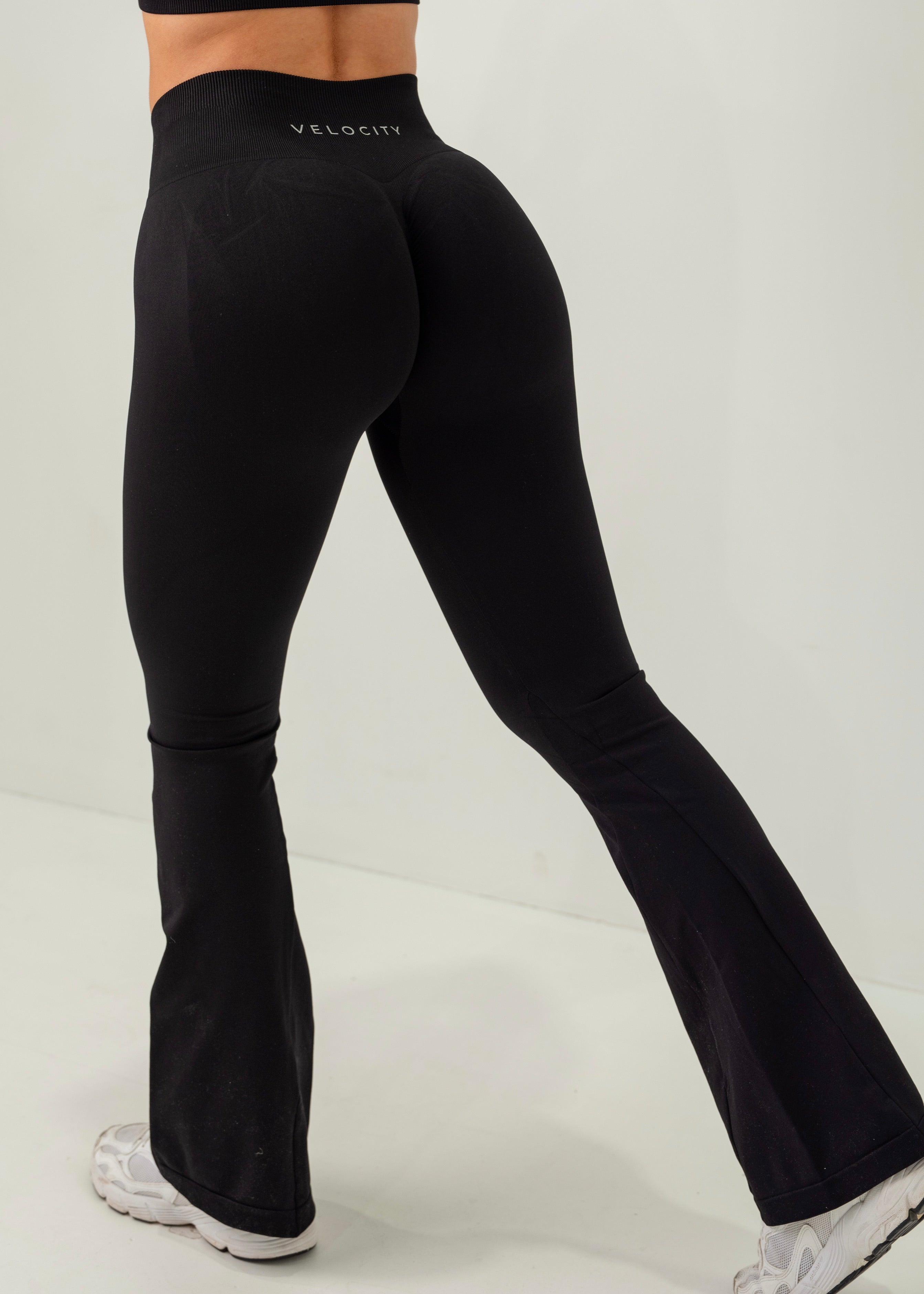 ULTIMATE SEAMLESS SCRUNCH FLARES - BLACK