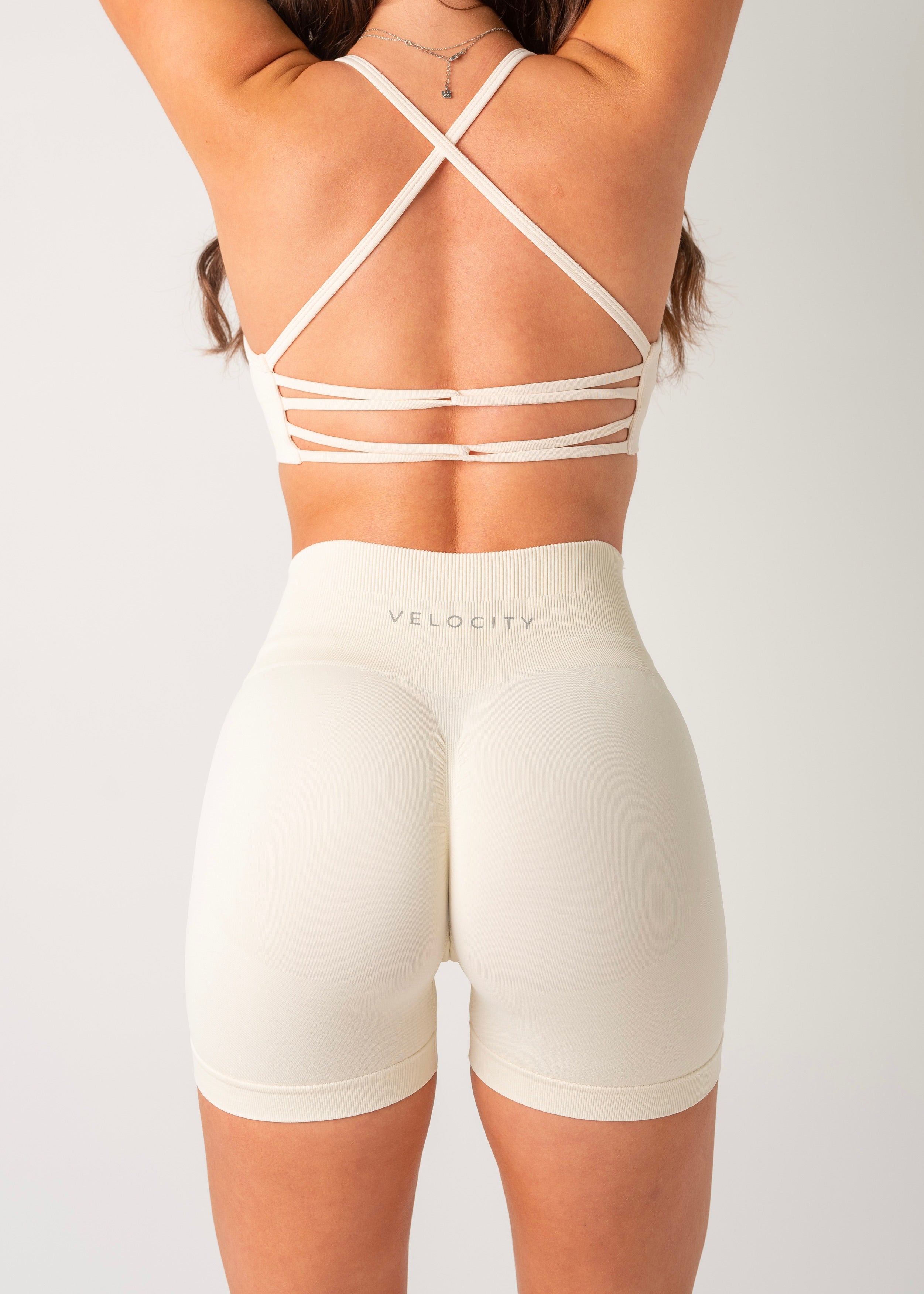 ULTIMATE SEAMLESS SCRUNCH SHORTS 2.0 - CREAM