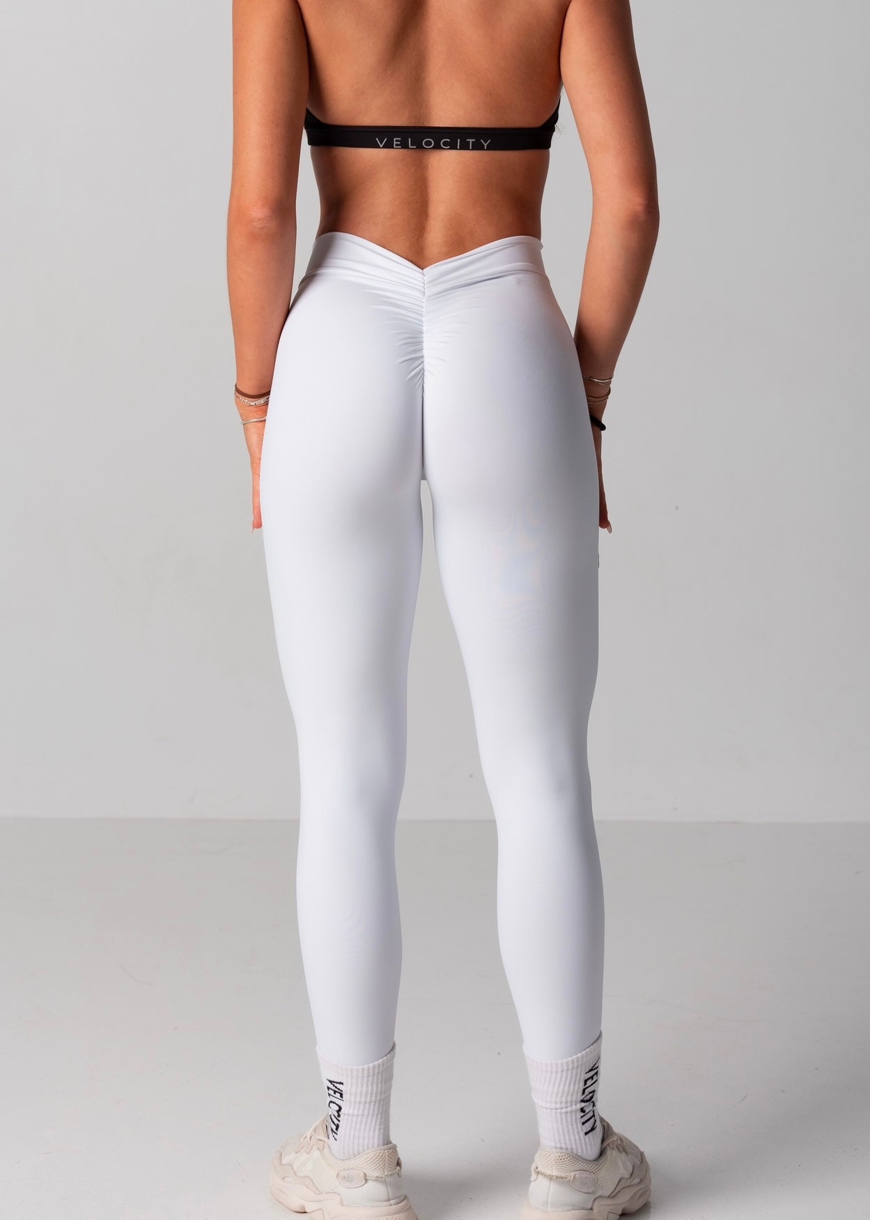 V SCRUNCH LEGGINGS - WHITE