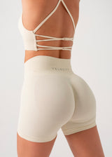 ULTIMATE SEAMLESS SCRUNCH SHORTS 2.0 - CREAM