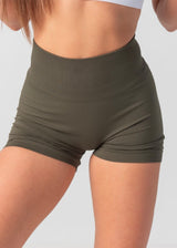 ULTIMATE SEAMLESS SCRUNCH SHORTS 2.0 - MOSS