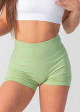 ULTIMATE SEAMLESS SCRUNCH SHORTS 2.0 - LIME